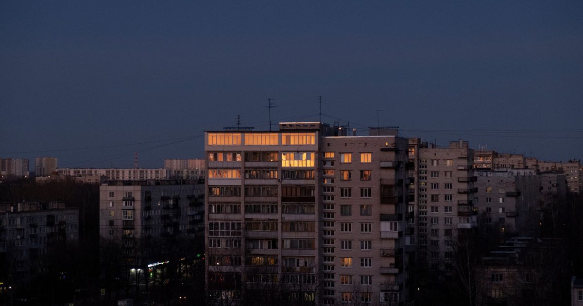 Městské budovy za soumraku s osvětlenými okny