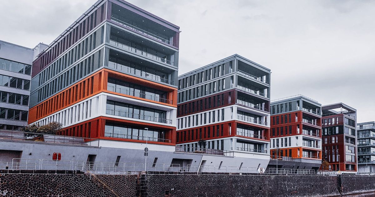 Moderní bytové domy s balkony na nábřeží